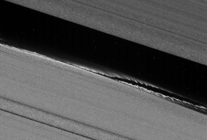 Последние изображения "Кассини", в кольцах Сатурна.