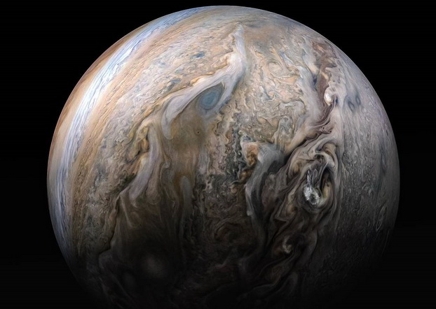 "Юнона" передала безумно красивые снимки Юпитера.