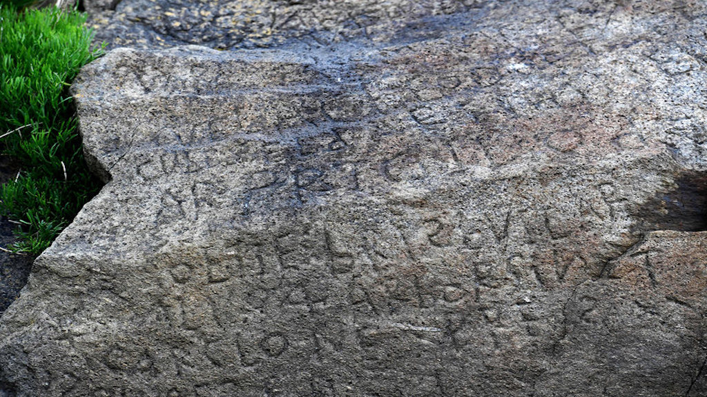 Загадочная скала с петроглифами во Франции.