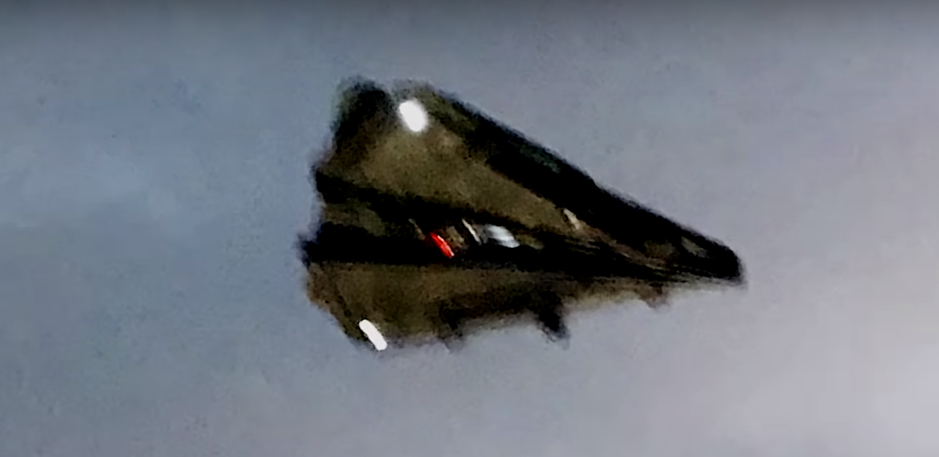 Треугольный НЛО или "TR-3B", около Орегонской авиабазы в США.