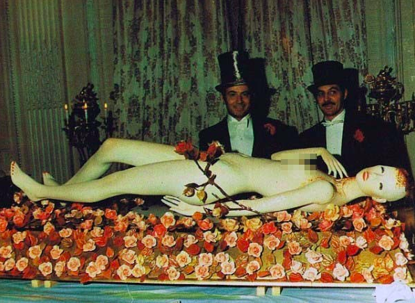 Жуткие фотографии с ужина Ротшильдов 1972 года.