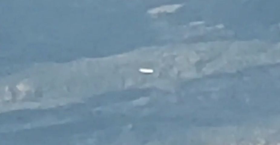 Сигаровидный НЛО с высоты 12 километров.