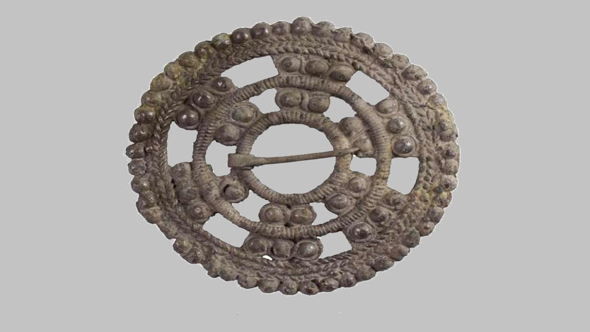 Этот древний металлический абак также был найден на Суздальском городище в России. (Институт археологии Российской академии наук)