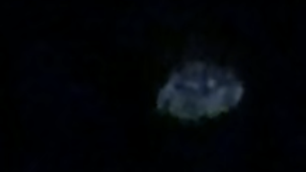 Прозрачный НЛО двигался по ночному небу