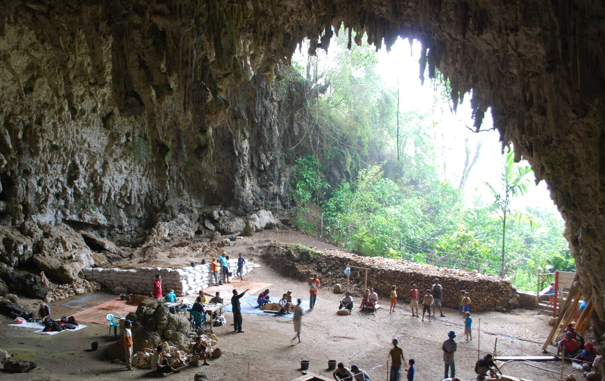 Раскопки в пещере Лиан Буа на Флоресе в Индонезии
