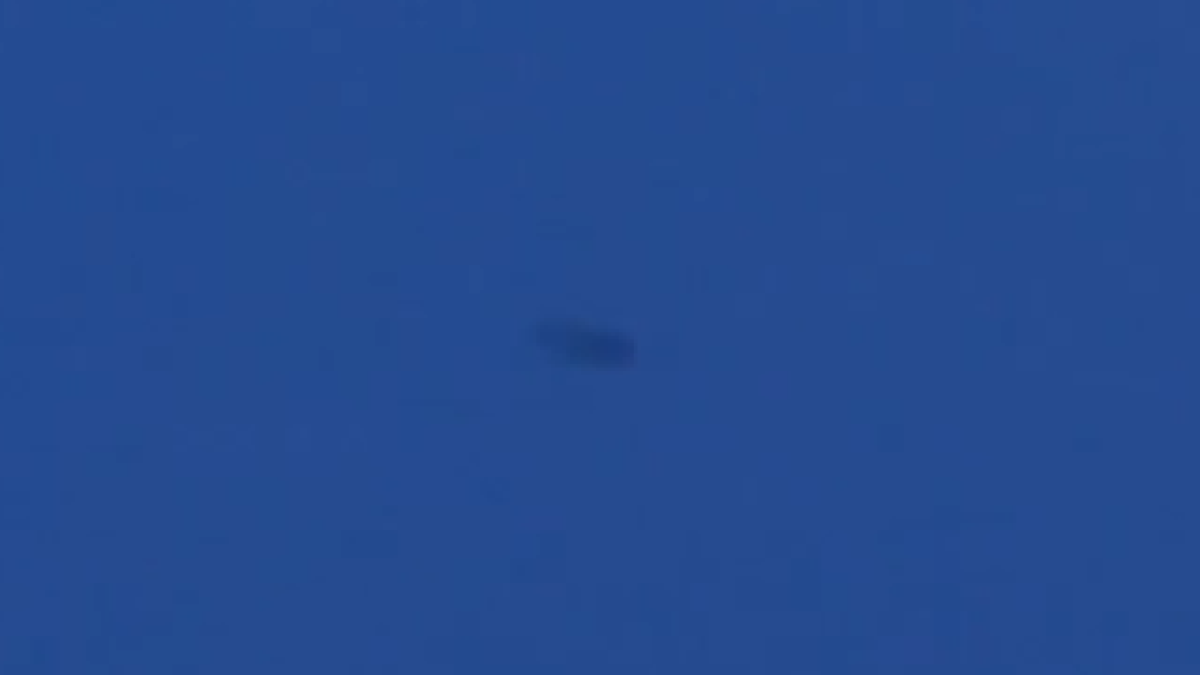 Серый НЛО - цилиндр преследует коммерческий самолёт