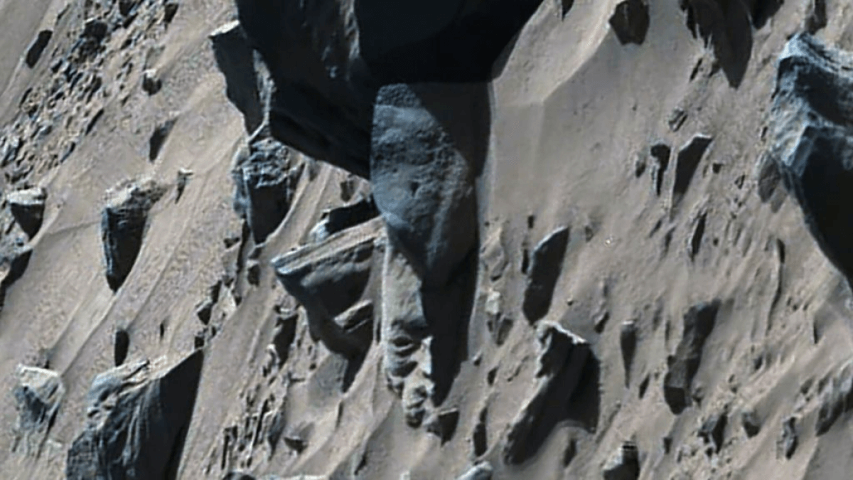 Скальное лицо на Марсе, погребенное в песке