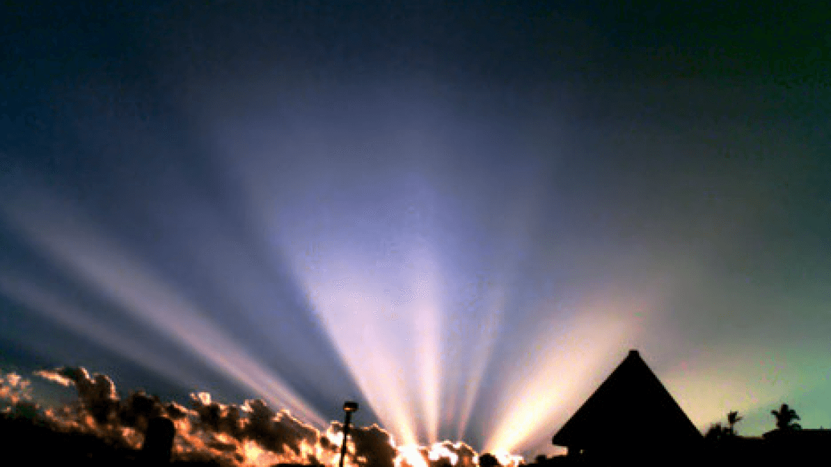 Странный рассеянный свет в небе