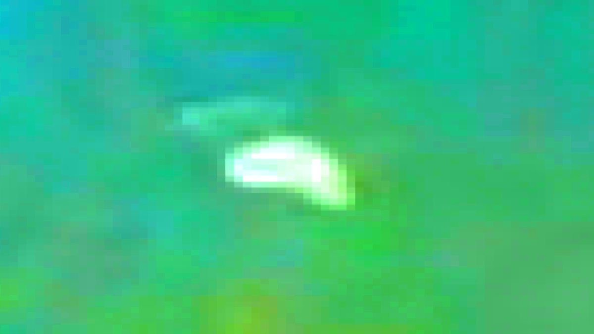 Светящийся НЛО - плазмоид: увеличенное ультра контрастное изображение