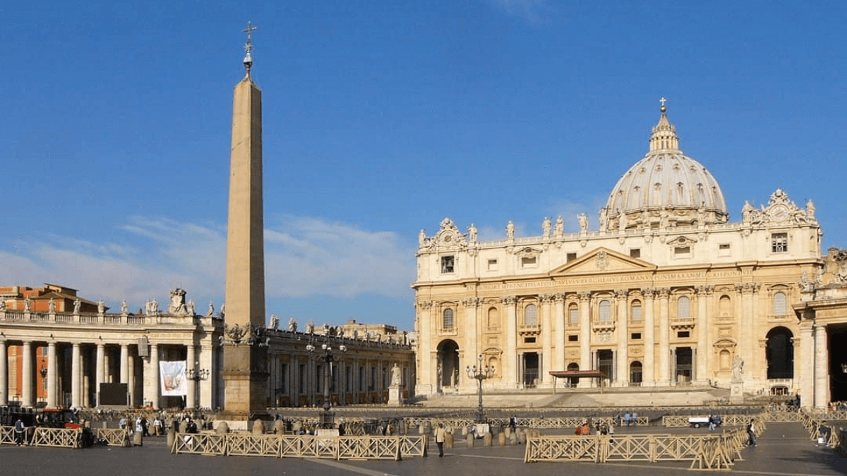 Обелиск в Ватикане